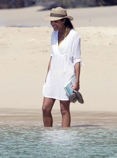 Naomie Harris Enjoys a Relaxing Beach Stroll in Beautiful Barbados 12-29-2015