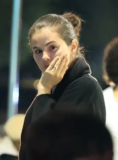 Selena Gomez Shows Natural Beauty Dining Out in LA with Fiance Benny Blanco and Friends 08-16-2025