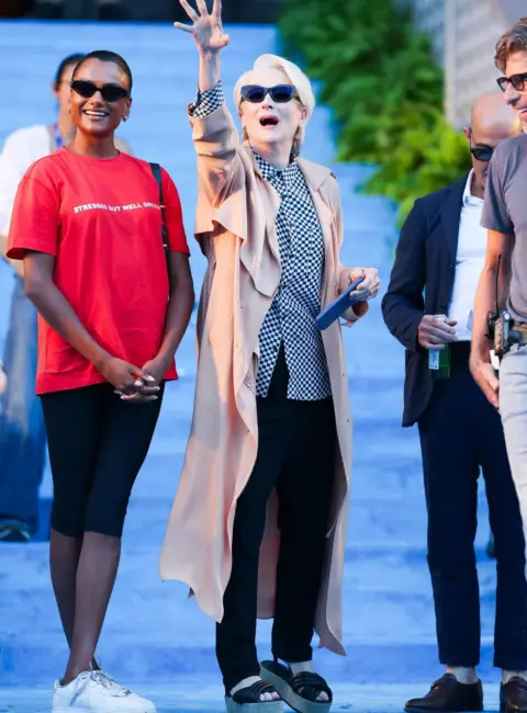 Simone Ashley and Meryl Streep On the Set of ‘The Devil Wears Prada 2’ in New York City 08-01-2025