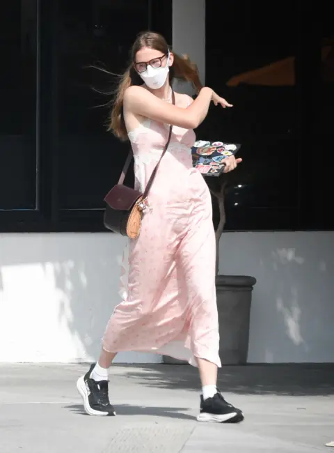 Violet Affleck Channels Mom Jennifer Garner’s Charm in Los Angeles Stroll 08-11-2025