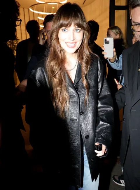 Dakota Johnson’s Effortlessly Chic Pizza Hangout with Friends Ahead of Gucci Afterparty at Milan Fashion Week 09-20-2025