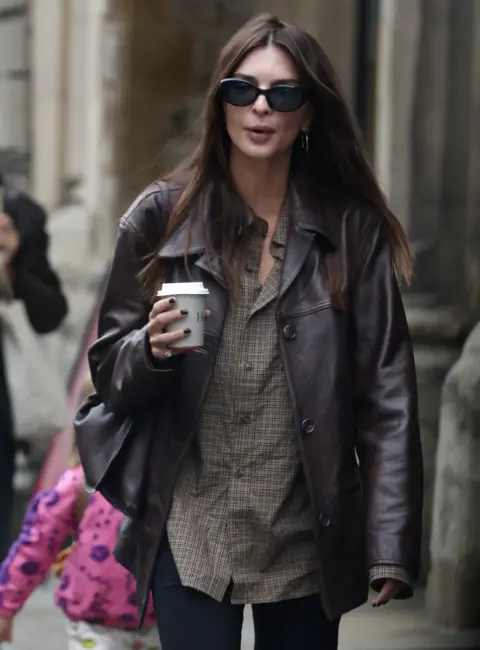 Emily Ratajkowski Enjoys a Coffee Break in Notting Hill, London 09-18-2025