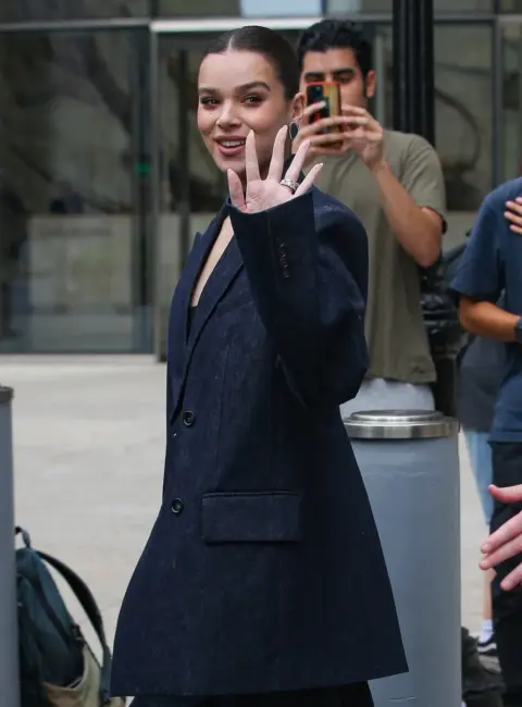 Hailee Steinfeld Rocks Navy Blue Denim Look in New York City Stroll 09-16-2025