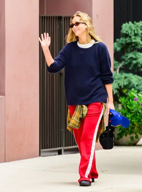 Jennifer Lawrence’s Effortless Early Morning Gym Style in LA 09-22-2025