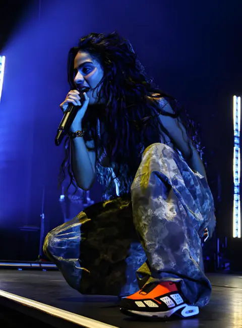 Jessie Reyez – Performs At Salle Pleyel During ‘Paid In Memories’ Tour In Paris 09-19-2025