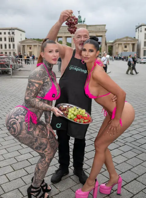 Micaela Schäfer, Lorena de Capper & Egon Kowalski – VENUS Photo Call At Brandenburg Gate in Berlin, Germany 09-15-2025