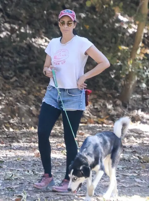 Sarah Silverman Strolls Through Los Angeles with Her Furry Friend 09-16-2025