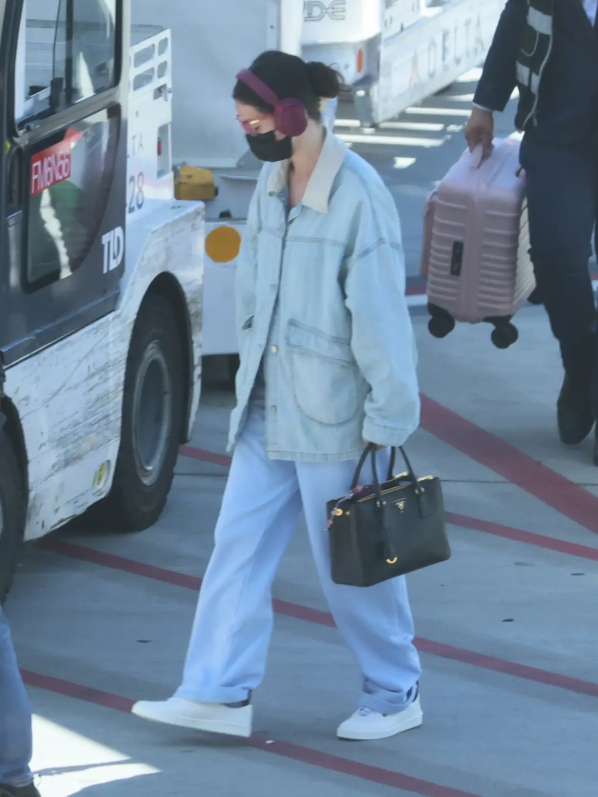 Selena Gomez Arrives at LAX in Style Ahead of Her Wedding with Benny Blanco 09-07-2025