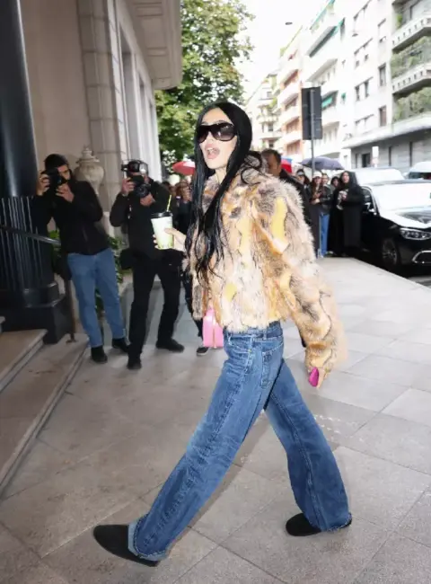 Amelia Gray Looks Stunning in Milan 09-27-2025