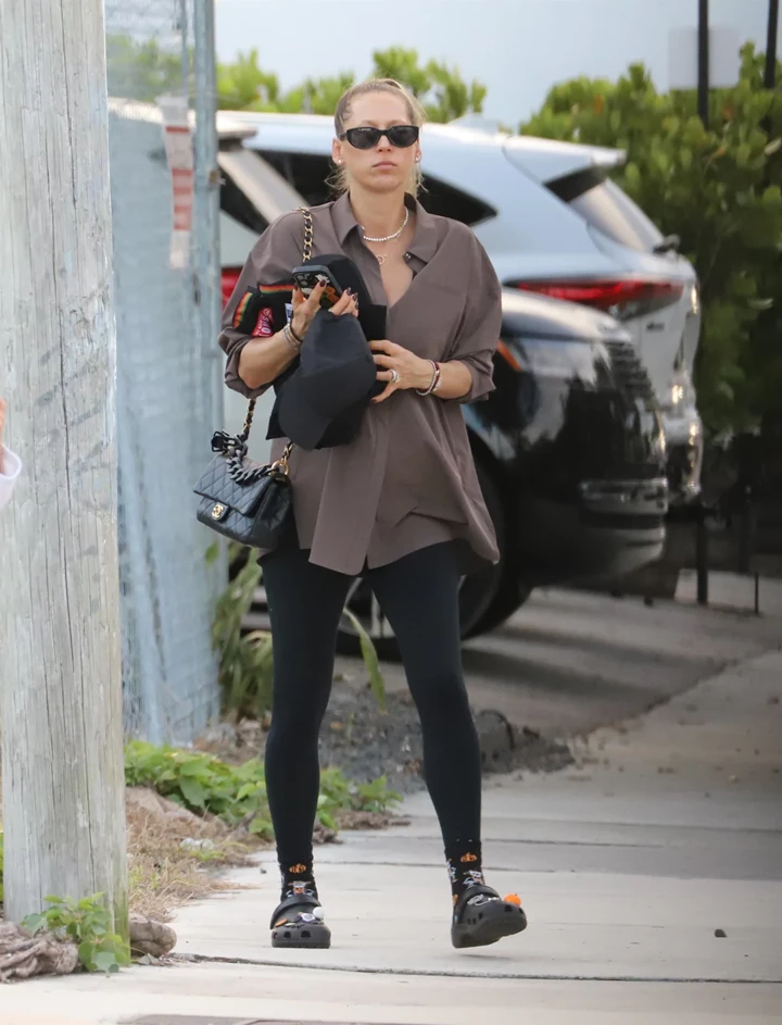Anna Kournikova Makes a Stylish Appearance in Miami 10-27-2025