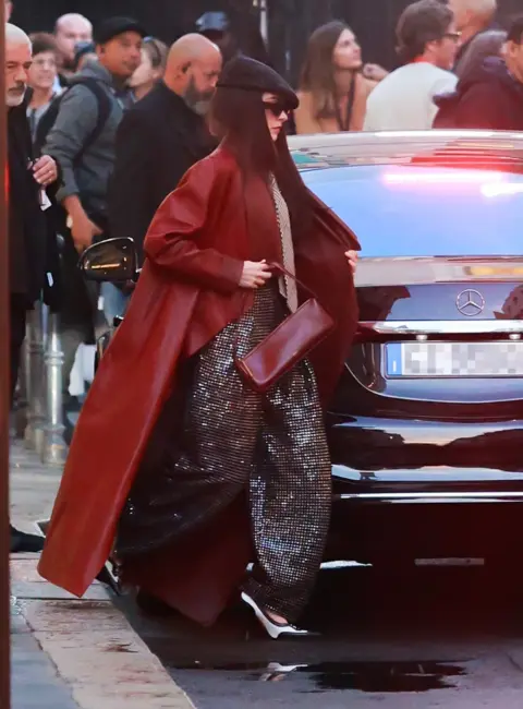 Anne Hathaway on Set of ‘The Devil Wears Prada 2’ in Milan, Italy 10-06-2025