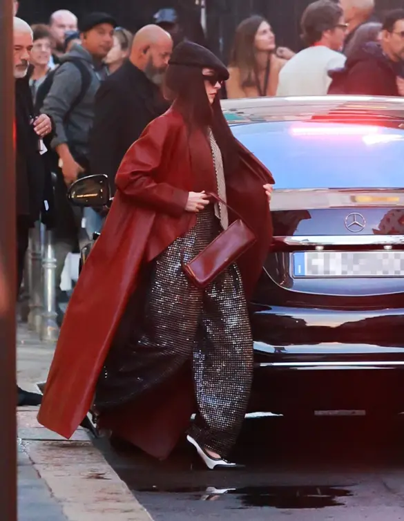Anne Hathaway on Set of ‘The Devil Wears Prada 2’ in Milan, Italy 10-06-2025