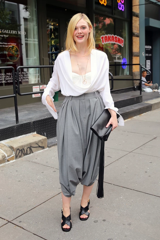 CELEBS100-ELLE FANNING SPOTTED BRUNCHING WITH HER PRODUCTION TEAM AT SADELLE'S IN NEW YORK CITY 09-30-2025 (13) -1
