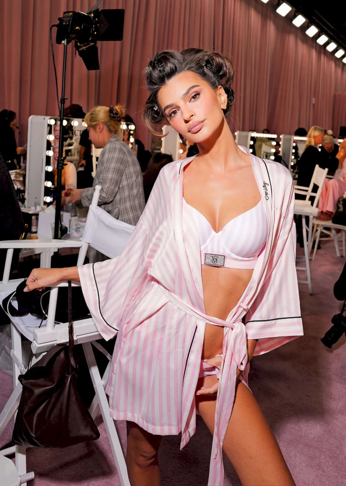 Emily Ratajkowski – Backstage Before the Victoria’s Secret Fashion Show at Steiner Studios in New York City 10-15-2025