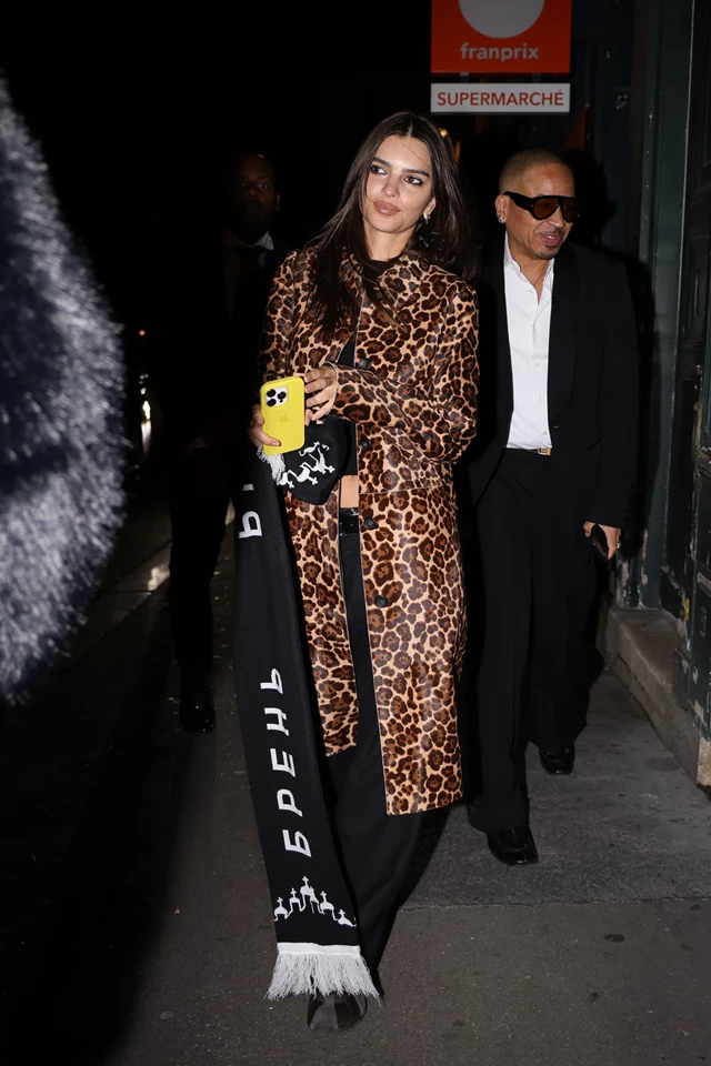 CELEBS100-EMILY RATAJKOWSKI STUNS IN LEOPARD-PRINT JACKET AT PRIVATE PARTY IN SUGAAR RESTAURA (4) -1