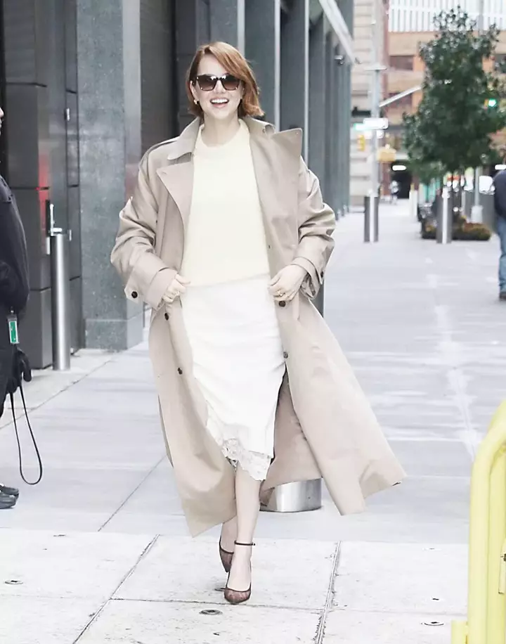 CELEBS100-EMMA STONE AT GOOD MORNING AMERICA IN NEW YORK 10-17-2025 (20)-1
