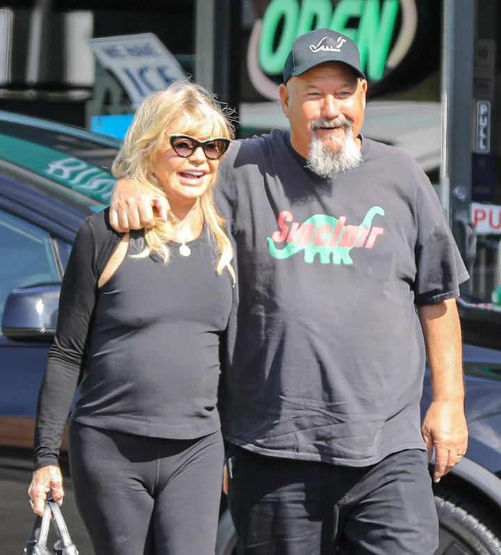 Goldie Hawn Flirts with a Man During Car Detailing at Brentwood Gas Station 10-26-2025