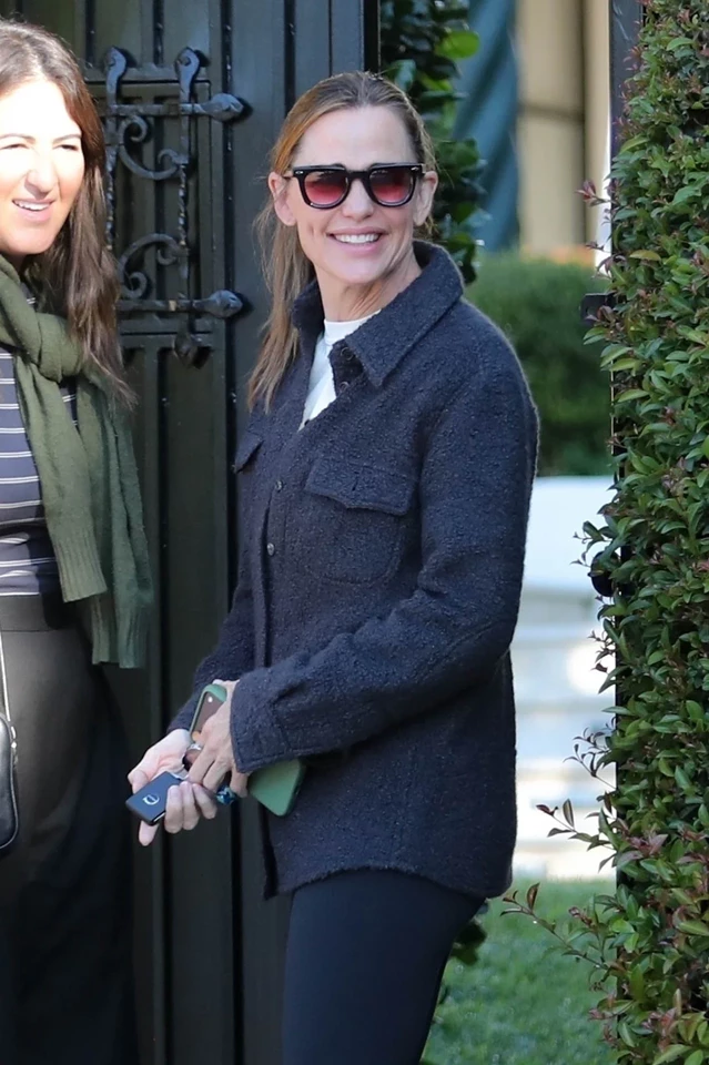 Jennifer Garner Enjoys a Fun Day Out with Friends in Santa Monica 10-27-2025
