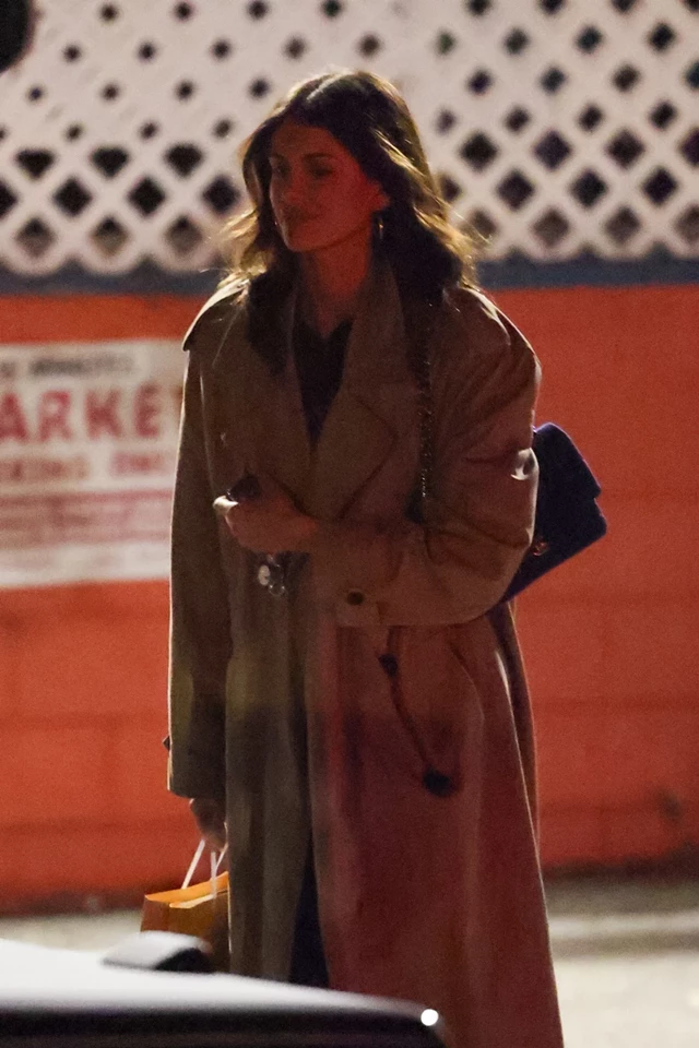Kaia Gerber Enjoys a Meal with Friends at Pace Restaurant in Los Angeles 10-28-2025