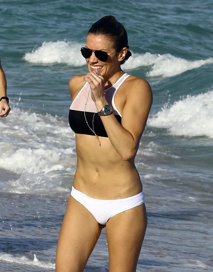 Katie Cassidy Shows off Toned Midriff while on Holiday in Miami with Personal Trainer Thomas Taylor 01-01-2016