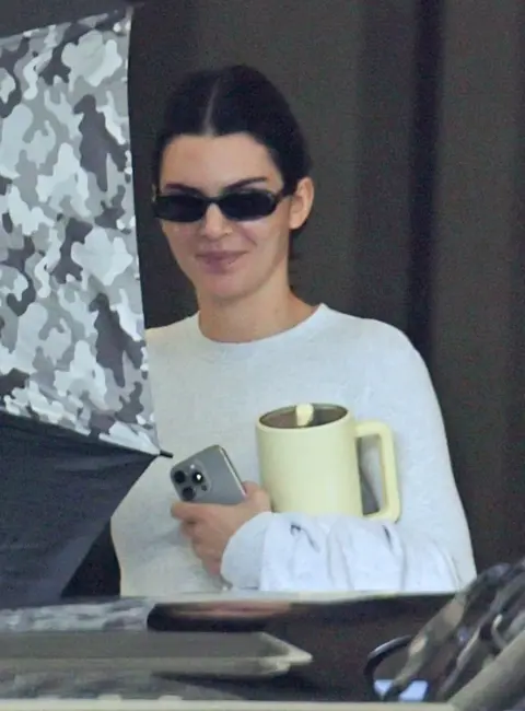 Kendall Jenner Leaving the Medical Plaza in Beverly Hills 10-08-2025