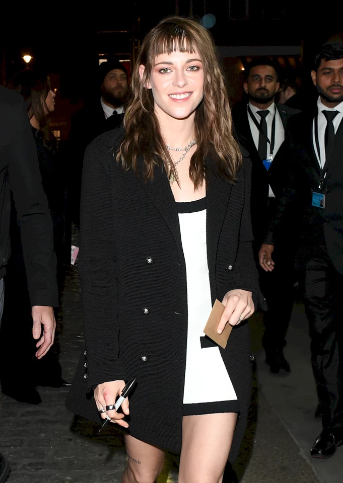Kristen Stewart Spotted Rocking the Streets of London 10-15-2025
