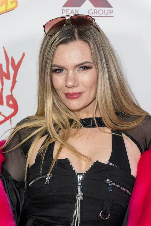 CELEBS100-LATISHA VAN SIMON - ATTENDS QUEENY KING PRESENTS THE VARIETY SHOW AT THE KOOKABURRA LOUNGE IN LOS ANGELES 10-0 (5) -1