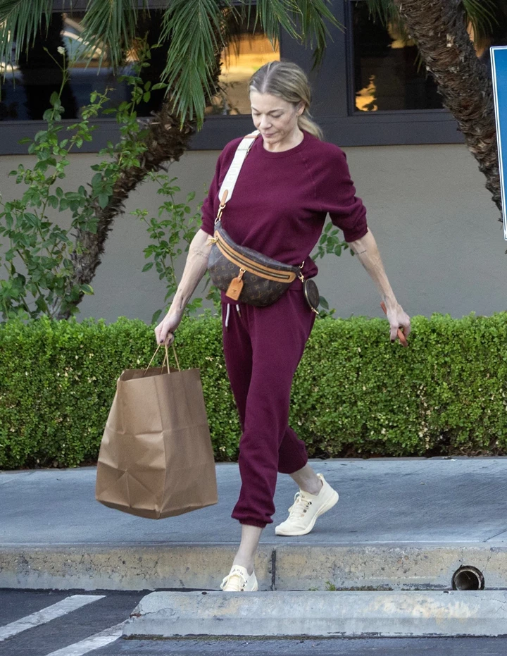 LeAnn Rimes Picks Up Takeout in Comfy Sweats as Eddie Cibrian Waits in the Car 10-20-2025