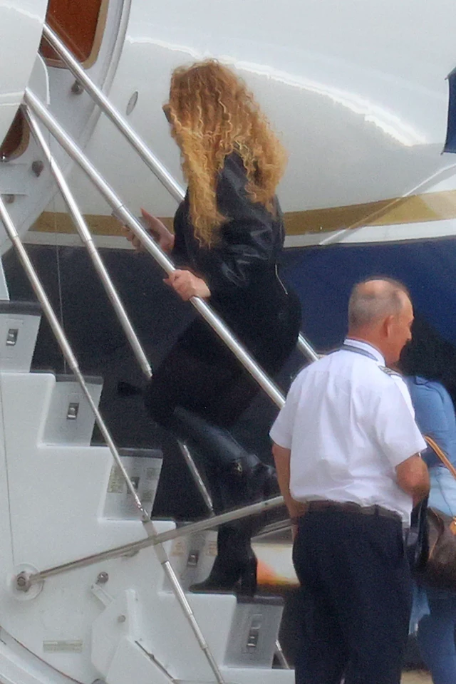 Mariah Carey Spotted Boarding Private Jet in Sydney 10-21-2025