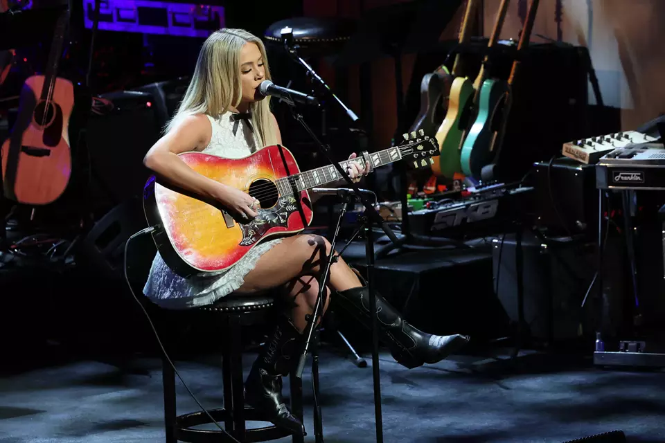 CELEBS100-MEGAN MORONEY - PERFORMS DURING THE MEDALLION CER (6)-1
