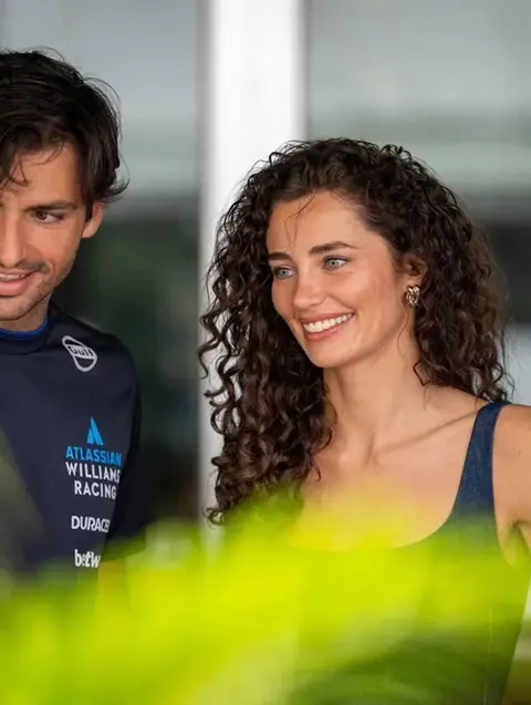 Rebecca Donaldson & Carlos Sainz During Formula 1 Singapore Airlines Singapore Grand Prix 2025 in Singapore 10-03-2025