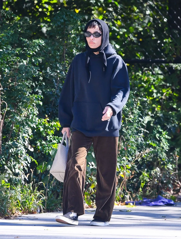 Zoe Kravitz Steps Out Alone in NYC Amid Harry Styles Romance Rumors 10-27-2025