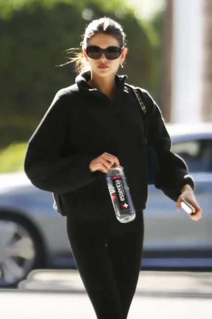 Kaia Gerber Spotted Exiting Josen Massage in Los Angeles 11-28-2025