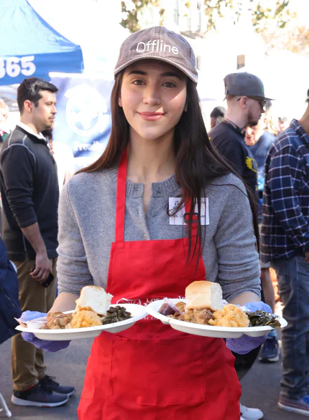 Caylee Cowan – Volunteers at the LA Mission + Hope the Mission Thanksgiving Meal Service, Los Angeles 11-26-2025