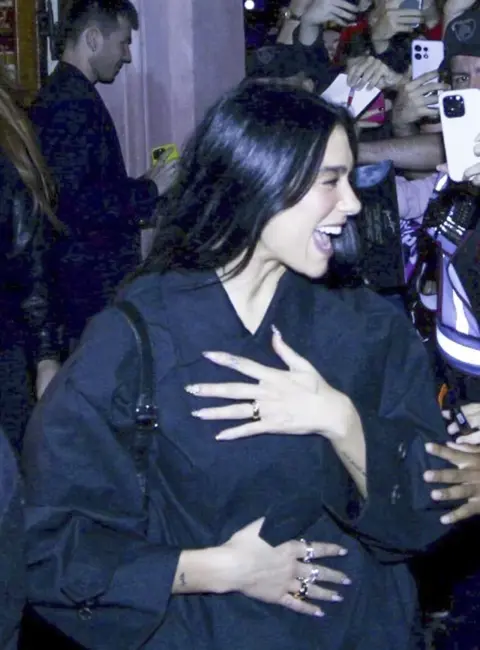 Dua Lipa Greets Fans After Lunch at El Preferido Restaurant in Buenos Aires, Argentina 11-09-2025