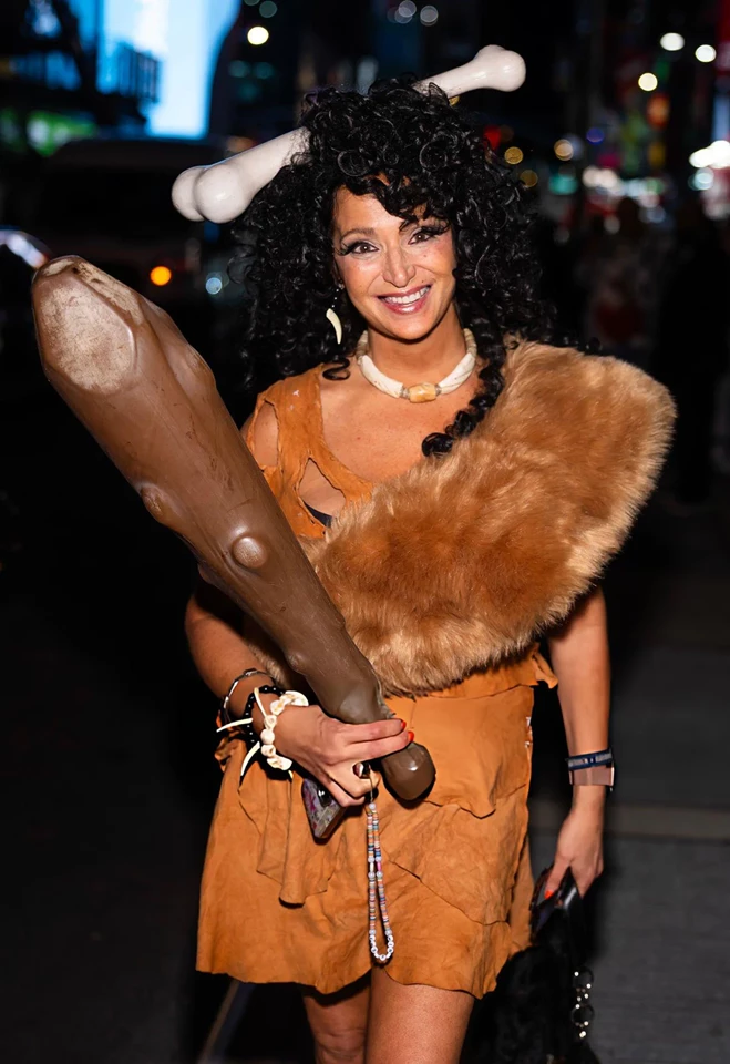 Emma Snowdon-Jones – Attends the 2025 Heidi Klum Halloween Party at Hard Rock Hotel in New York City 10-31-2025