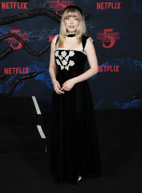 Grace Van Dien – Attends the Los Angeles Premiere of Netflix’s ‘Stranger Things’ Season 5 at TCL Chinese 6 Theatres in Hollywood, California 11-06-2025