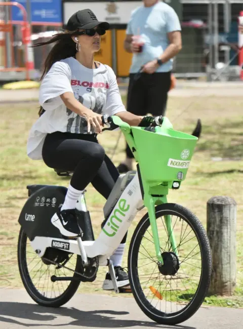 Jessica Alba Spotted Riding E-Bike on Gold Coast Without Helmet 11-01-2025
