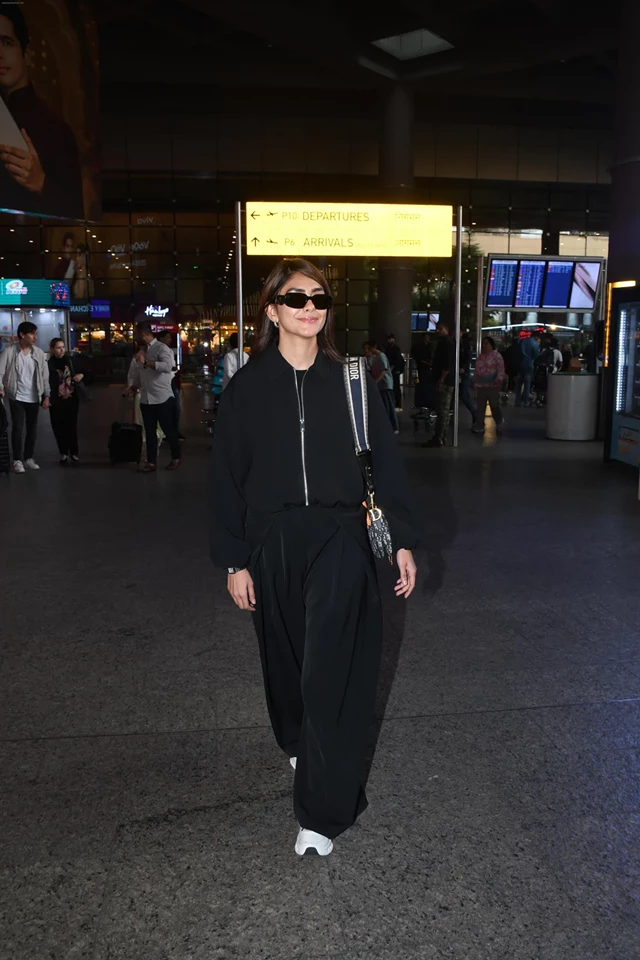 Mrunal Thakur Spotted At Airport in Mumbai, India 11-21-2025