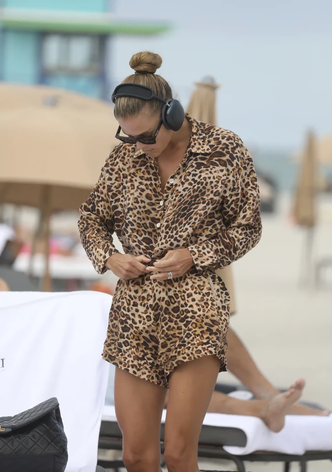 Nina Agdal Flaunts Her Stunning Physique During a Beach Day in Miami 11-01-2025