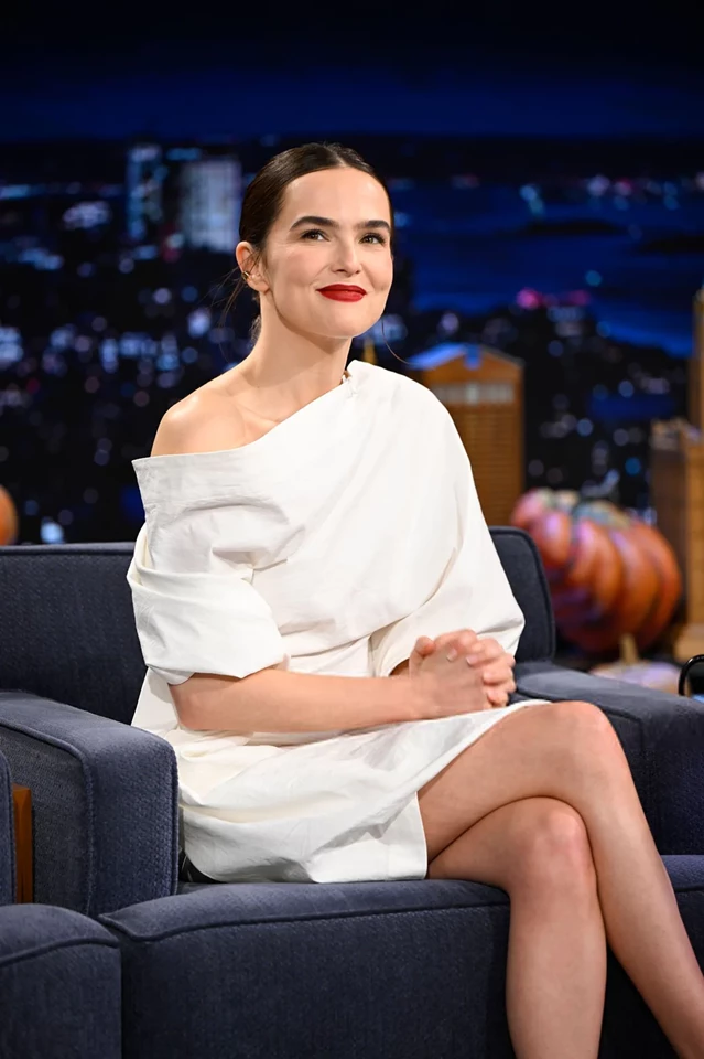 Zoey Deutch – Visits ‘The Tonight Show Starring Jimmy Fallon’ in New York 11-24-2025