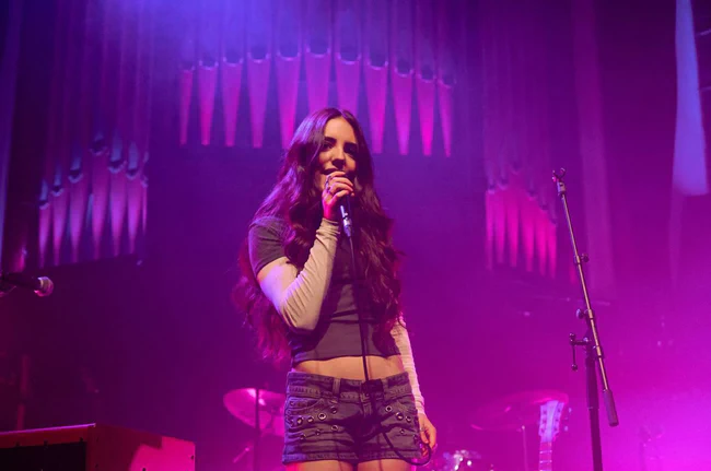 Abbie Gordon – Performing at Saint Luke’s in Glasgow, Scotland 12-23-2025