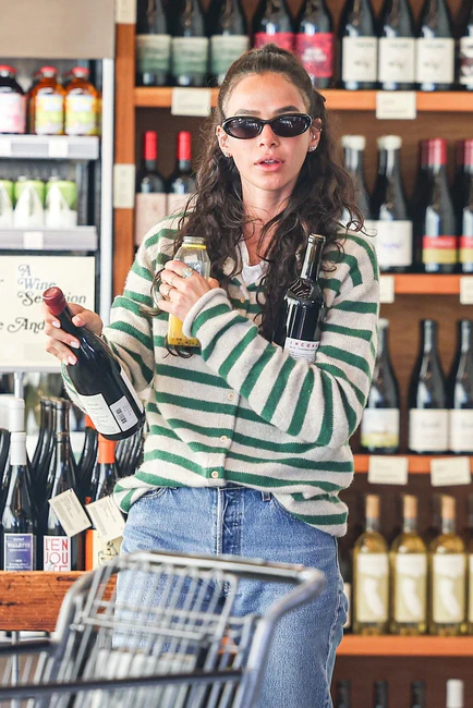 Bruna Marquezine and Shawn Mendes’s Sweet PDA Moment at an Organic Store in Los Angeles 01-07-2026