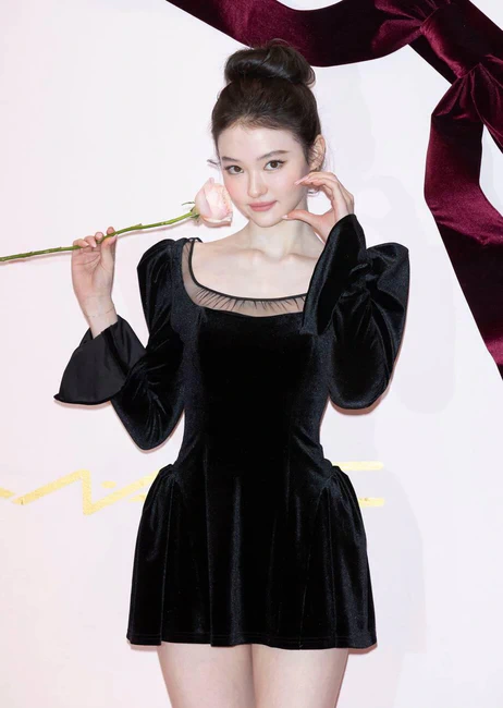 Ella – Attends a Photocall for the Global Makeup Brand MAC new Powder Kiss Collection Launch Pop-Up Store Event at Musinsa Store Seongsu in Seoul, South Korea 01-07-2026