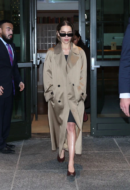 CELEBS100 EMILIA CLARKE SPOTTED ROAMING THE STREETS OF SOHO, NYC 01-14-2026 (14)