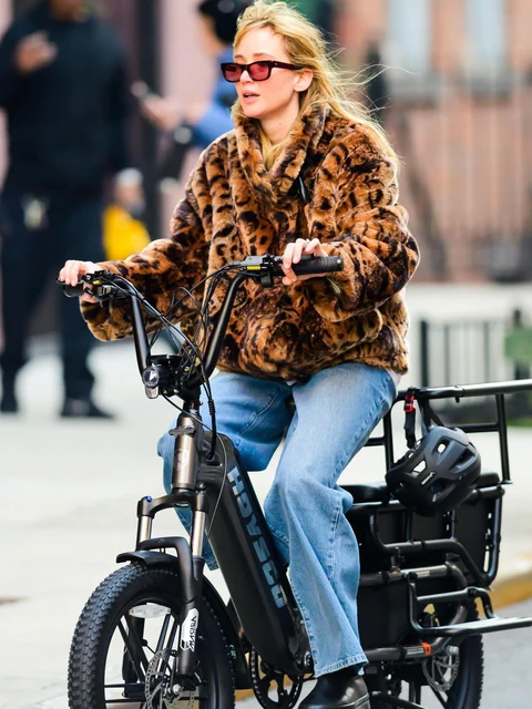 CELEBS100 JENNIFER LAWRENCE ENJOYS A BIKE RIDE THROUGH THE STREETS OF NEW YORK CITY 01-13-2026 (1)_1