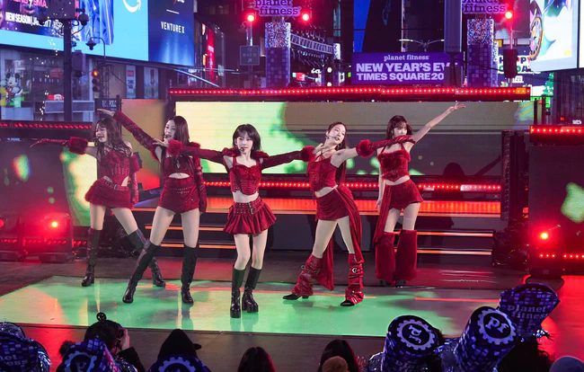 LE SSERAFIM (Sakura, Kim Chaewon, Huh Yunjin, Kazuha, Hong Eunchae) – ‘Dick Clark’s New Year’s Rockin’ Eve with Ryan Seacrest’ 2026 in New York 12-31-2025