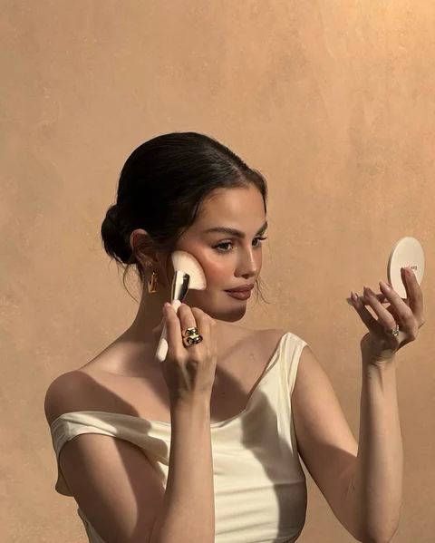 Selena Gomez – Rare Beauty ‘Warm Wishes Soft Matte Powder Bronzer’ & ‘Angled Powder Brush’ January 2026