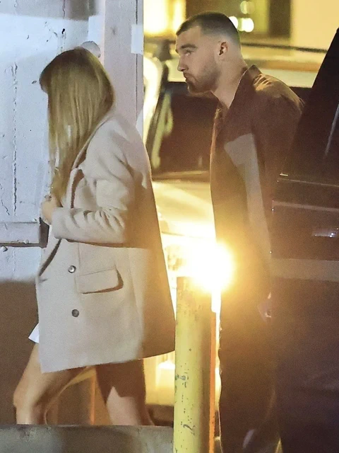CELEBS100 TAYLOR SWIFT AND NFL PLAYER TRAVIS KELCE SPOTTED DINING TOGETHER IN BEVERLY HILLS 01-12-2026 (3)